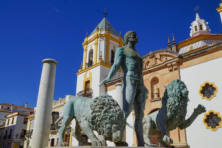 Plaza Duquesa de Parcent stands as Ronda's most charming square, adorned with numerous monuments. Taking the spotlight is the Santa Maria del Mayor church, a captivating blend of Gothic and Renaissance architectural styles, boasting a construction period spanning over two centuries.