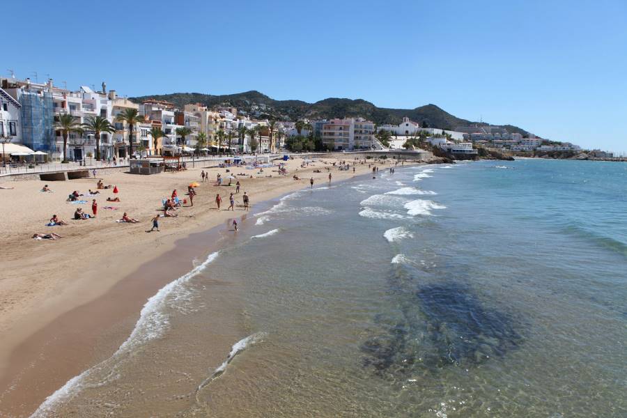 Beach time at Sitges, go by train