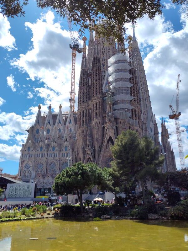 Walking around La Sagrada Familia