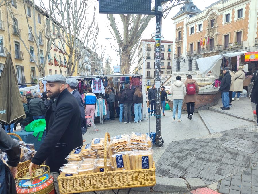 Check out the specialty “barquilleros” (wafer sellers) around el Rastro