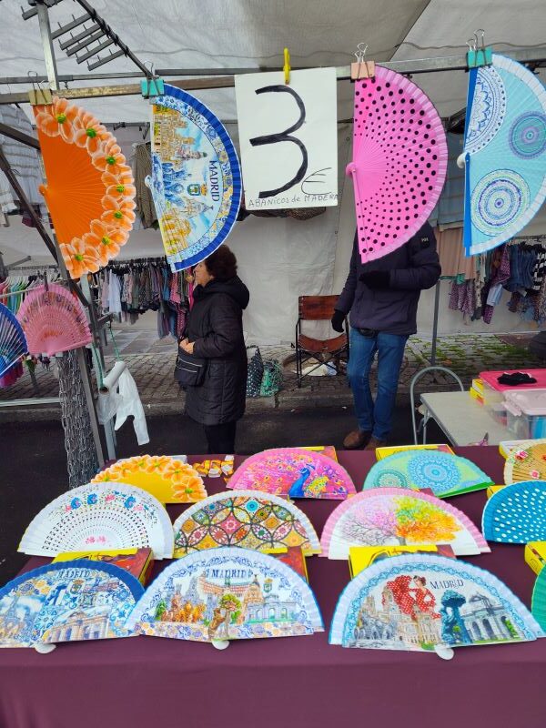 Specialty fan vendor at el Rastro