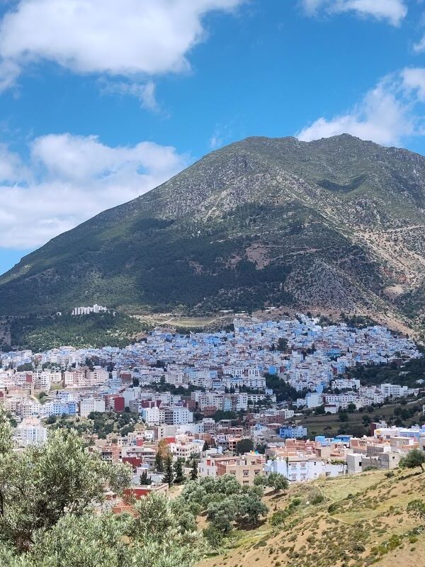 Where is Chefchaouen located and how to get there