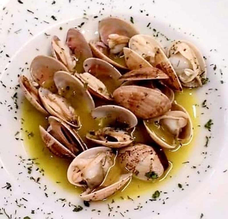 Almejas a la Marinera (Clams in Marinera Sauce)