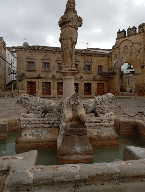 Plaza del Pópulo (Plaza de los Leones)